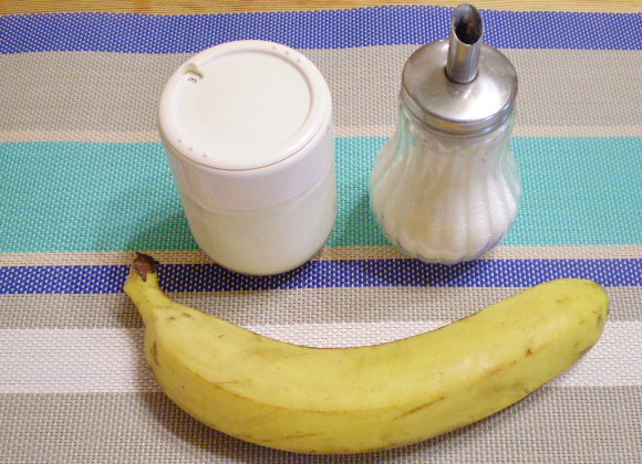 1. Этап. Банановый смузи: 1. Приготовим продукты. Кефир я использовала домашний, приготовленный из молока и закваски в йогуртнице.