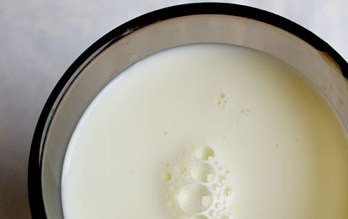 1. Этап. Каша с медом: Когда выкипит почти вся вода, влейте молоко, добавьте сахар и снова доведите до кипения. Всё перемешайте, при этом положив масло и мёд.