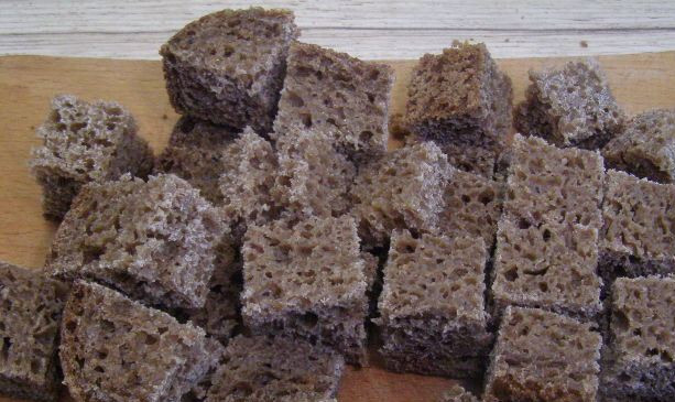 1. Этап. Сухари на сковороде: Режем хлеб кубиками по 2 см.