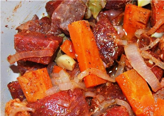 1. Этап. Мясо кабана в мультиварке: Затем добавьте мясо к овощам и жарьте вместе еще минут 5-7.