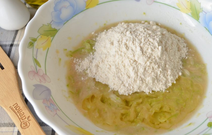 1. Этап. Кабачковый хлеб в домашних условиях: Влейте растительное масло. Вводите небольшими порциями муку и замешивайте тесто.