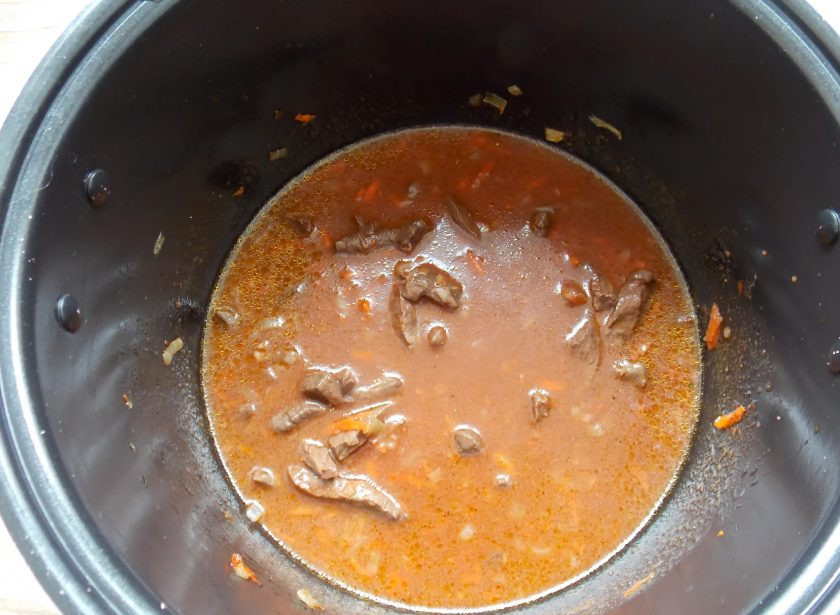 1. Этап. Говяжье сердце в мультиварке: Влейте к обжаренному сердцу с овощами воду. Все посолите, поперчите и перемешайте.