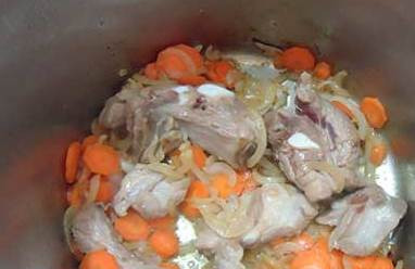 1. Этап. Узбекская шурпа из говядины: К луку добавляем достаточно крупно нарезанные куски мяса, обжариваем перемешивая. Затем добавляем нарезанную кружочками морковь.