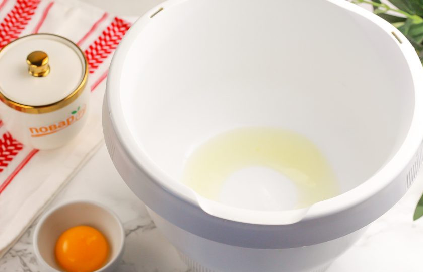 1. Этап. Зефир из яблок: Отделите белок от желтка, стараясь, чтобы ни капли желтка не попало в емкость. Емкость должна быть сухой, без капли воды, иначе белок не взобьется.