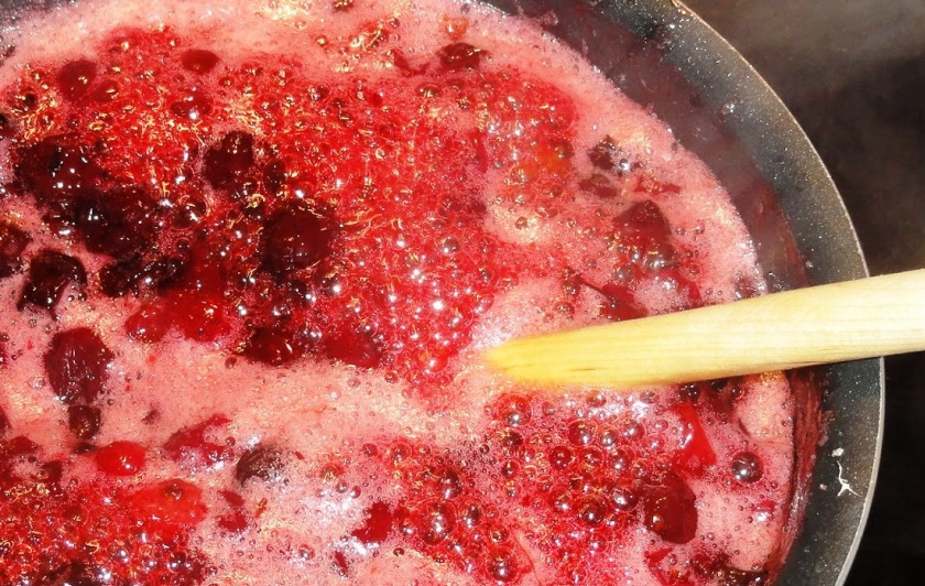 1. Этап. Клюквенно-имбирный соус: Поставьте смесь на огонь и доведите до кипения.