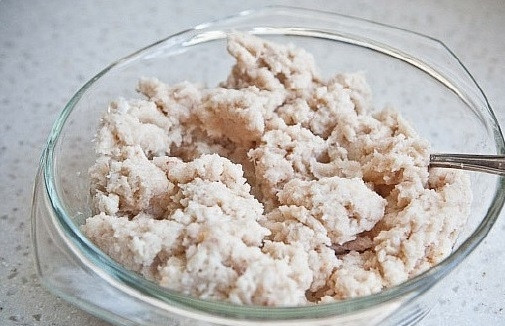 1. Этап. Рыбные котлеты из трески: В мясорубке измельчите треску, лук и сало. Сделайте фарш.