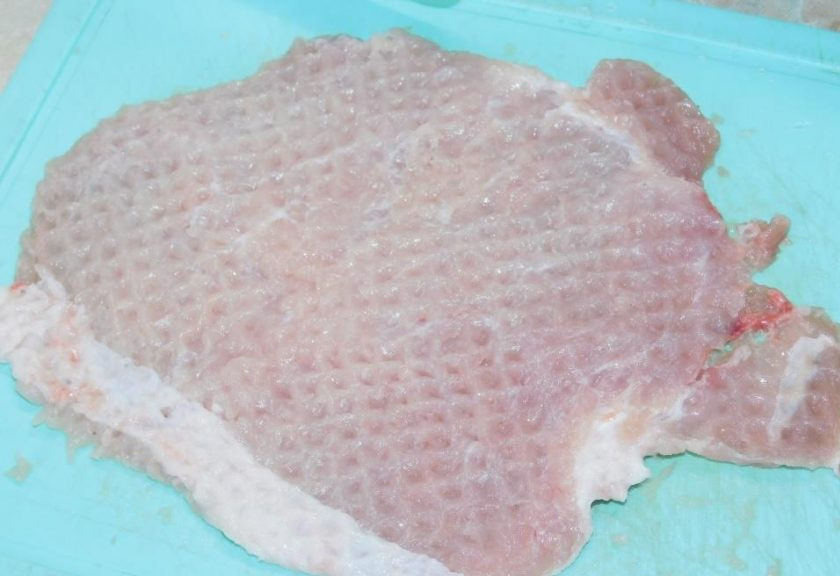 1. Этап. Свиные отбивные с овощами под сыром в духовке: Мясо нарежьте на порционные кусочки и отбейте.