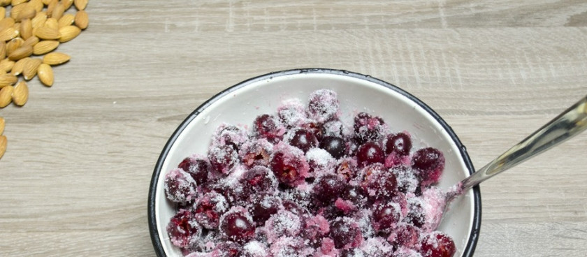 1. Этап. Вишневая начинка: 2. Засыпаем сахаром и даем немного постоять. Сахар добавляйте по вкусу. В среднем на один стакан готовых ягод нужно половину стакана сахара.