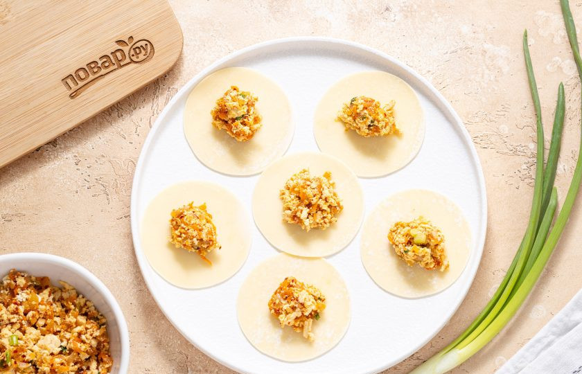 1. Этап. Пельмени с тофу и кимчи: Выложите примерно по 1 ч.л. начинки в центр каждого кружочка теста.