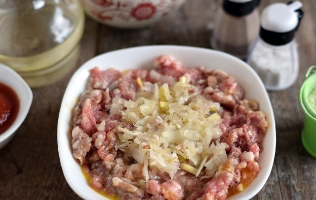 1. Этап. Ленивые голубцы по-московски: 3. Перекрутите лук в мясорубке или в блендере, добавьте его к фаршу.