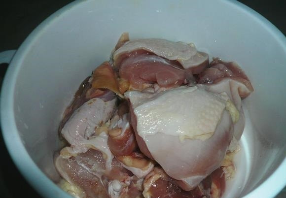 1. Этап. Курица с макаронами: 1. Курицу хорошенько промываю и вытираю, затем нарезаю ее небольшими кусочками. Перекладываю курицу в миску.