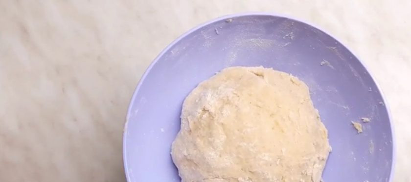 1. Этап. Дрезденский штоллен: 5. Порциями высыпьте просеянную муку в тесто, аккуратно перемешивая. Замесите тесто и оставьте его в теплом месте на 2 часа (можно накрыть его полотенцем и поставить на теплую паровую баню).