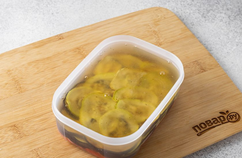 1. Этап. Террин из овощей: Залейте овощи горячим бульоном с агар-агаром. Уберите в холодильник на 1 час застывать.