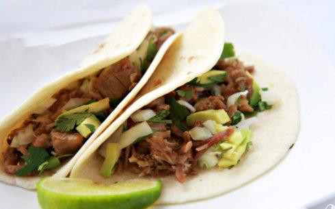 1. Этап. Карнитас: 4. Подавать свинину на лепешках с гарниром из мелко нарезанного репчатого лука, авокадо, свежей кинзы и ломтиков лайма. Если у вас нет медленноварки, смешайте все ингредиенты в большой тяжелой кастрюле. Выложить свинину в один слой. Смесь довести до кипения. Жарить мясо на слабом огне до мягкости, пока жидкость не испарится, около 3 - 4 часов. Если жидкость быстро испаряется и свинина сухая, добавить еще немного жидкости и продолжать тушить. Переложить свинину в горячую сковородку и продолжать готовить.