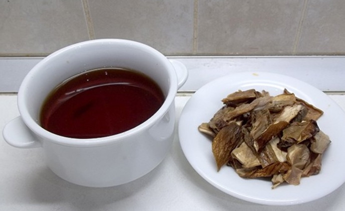 1. Этап. Грибная солянка без капусты: Извлекаем сушеные грибы из рассола. Рассол сохраняем.