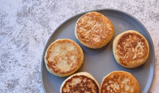 1. Этап. Рисовые биточки с киселем: Обжариваю биточки с двух сторон на сковороде с разогретым растительным маслом. Для полного пропекания биточков, рекомендую готовить их на огне ниже среднего, и после переворачивания, накрыть сковороду крышкой.