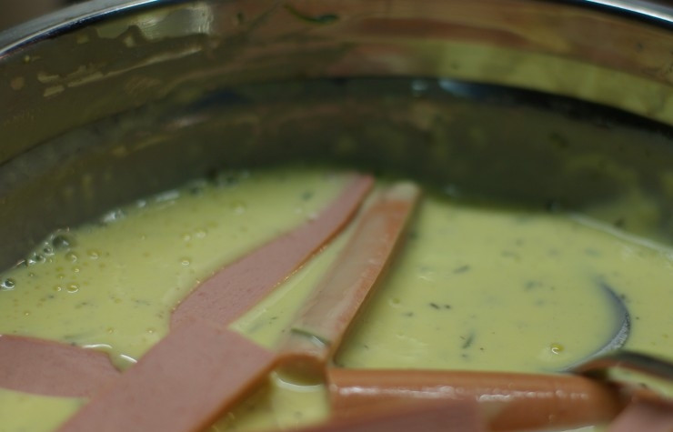 1. Этап. Сосиски в кляре: Сосиски разрезаем пополам и на половинки. Опускаем в кляр.