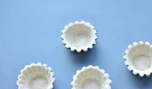 1. Этап. Мини пироги с тунцом и брокколи: Лист бездрожжевого теста размораживаю и слегка раскатываю. Вырезаю круглые заготовки, диаметром чуть больше диаметра форм для выпечки. Заготовки из теста выкладываю в формочки и разравниваю его по дну и бокам. Излишки срезаю.