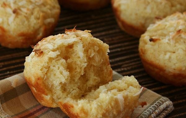 1. Этап. Кокосовые маффины: 4. Выпекать маффины, пока зубочистка, вставленная в центр, не будет выходить чистой, около 20 минут. Дать маффинам остыть в форме в течение 5 минут, затем извлечь их из формы и подавать теплыми.