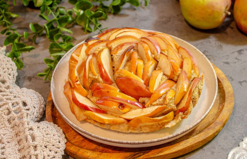 1. Этап. Яблочный пирог без муки и сахара: Достаньте готовый пирог и дайте ему немного остыть. Переложите на блюдо.