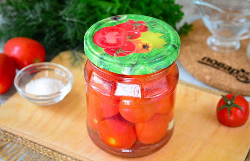 1. Этап. Маринованные помидоры без специй: Выход — 2 банки объемом по 450 грамм. Готовые помидоры в банках без специй храните в прохладном месте до зимы. Приятного аппетита!