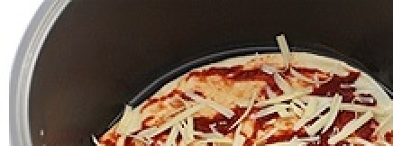 1. Этап. Пицца с ветчиной в мультиварке: Тесто смажьте томатной пастой и присыпьте сыром.