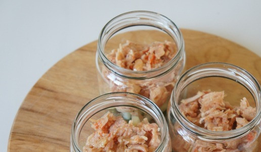 1. Этап. Салат с тушёнкой из индейки: Выложить кусочки тушёнки в баночки.