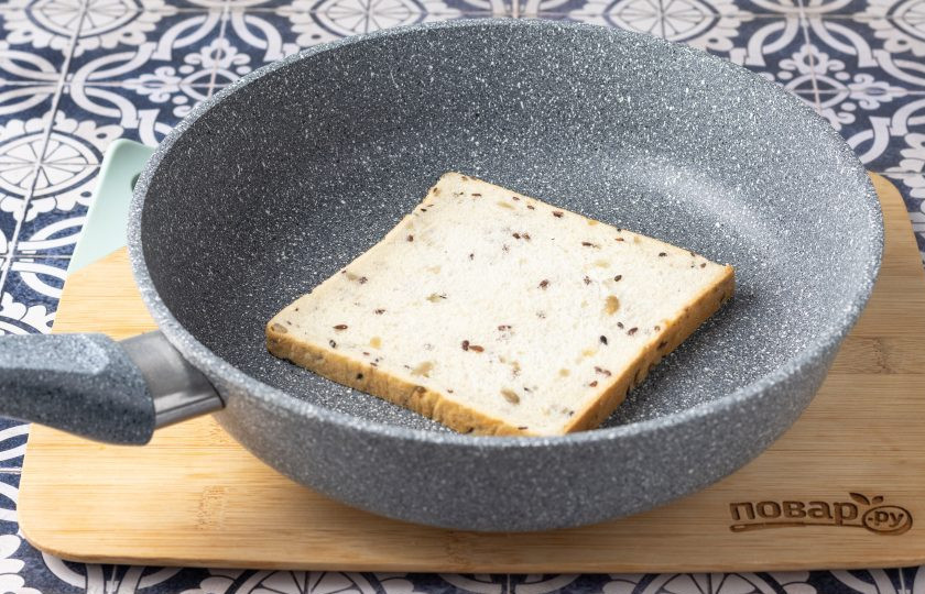 1. Этап. Голландский десерт Хагельслаг: Хлеб подсушите в сухой сковороде с двух сторон.
