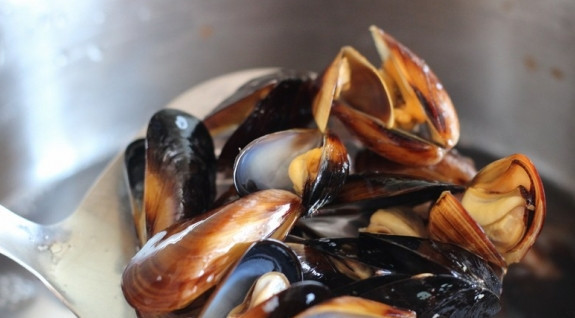 1. Этап. Мидии в створках: 3. Достаньте из отвара мидии. Отвар слейте (он больше не понадобится). Положите мидии на тарелку. Выдавите из лимона сок. Перед подачей к столу переложите мидии в сухую посуду и сбрызните соком лимона. Приятного аппетита.