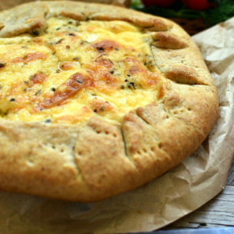 Галета со шпинатом, зеленым луком и адыгейским сыром