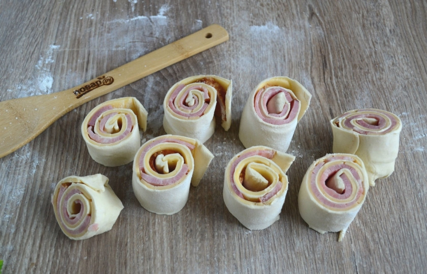 1. Этап. Закусочные булочки (классная идея!): Порежьте на небольшие рулетики (шириной примерно 4 см.).