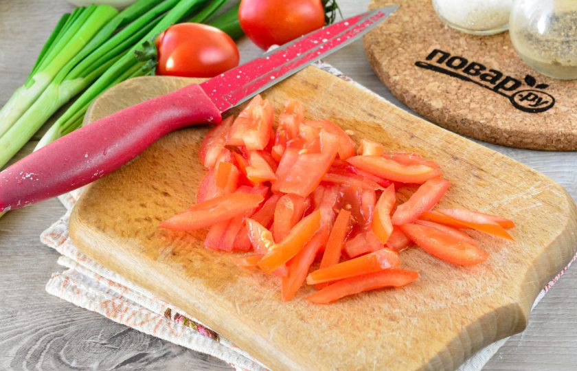 1. Этап. Салат Белое и красное: Помидоры также нарежьте соломкой. Семенную часть желательно удалить, чтобы в салате не было много сока.