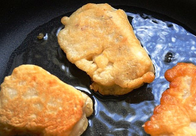 1. Этап. Пивной кляр для рыбы: И обжарьте на раскаленной сковороде. Выложите рыбу на салфетку, дав стечь лишнему жиру и подавайте на стол.