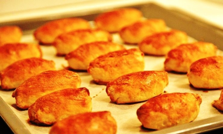 1. Этап. Пирожки со шпиком: Выпекаем приблизительно 35-40 минут при 200 градусах.