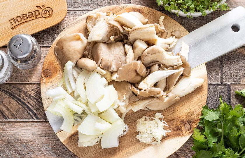 1. Этап. Чакапули из грибов: Вешенки промойте и обсушите. Нарежьте крупными кусочками. Репчатый лук нарежьте полукольцами, а чеснок очистите и мелко измельчите.