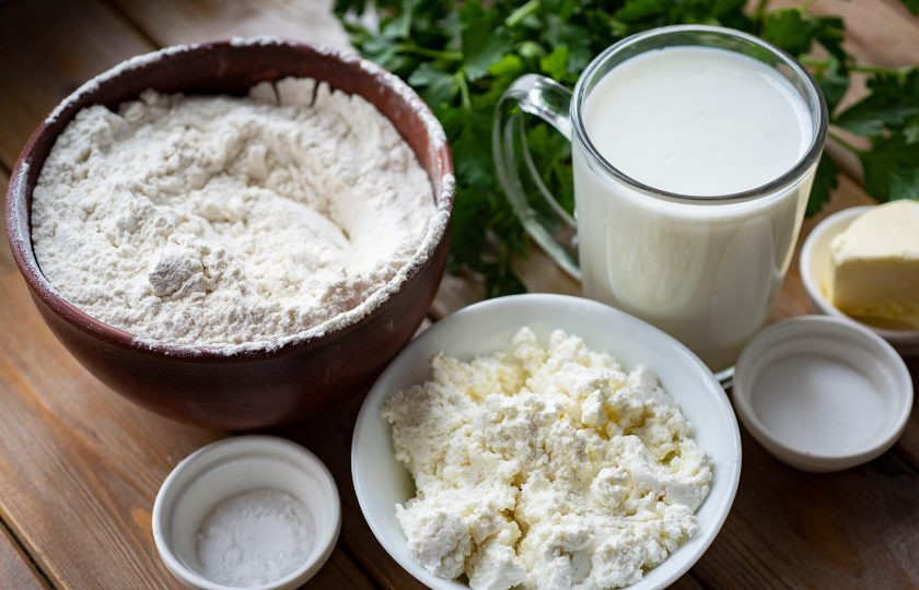 1. Этап. Хычины с творогом: Подготовьте все ингредиенты по списку. Зелень ополосните в проточной воде.