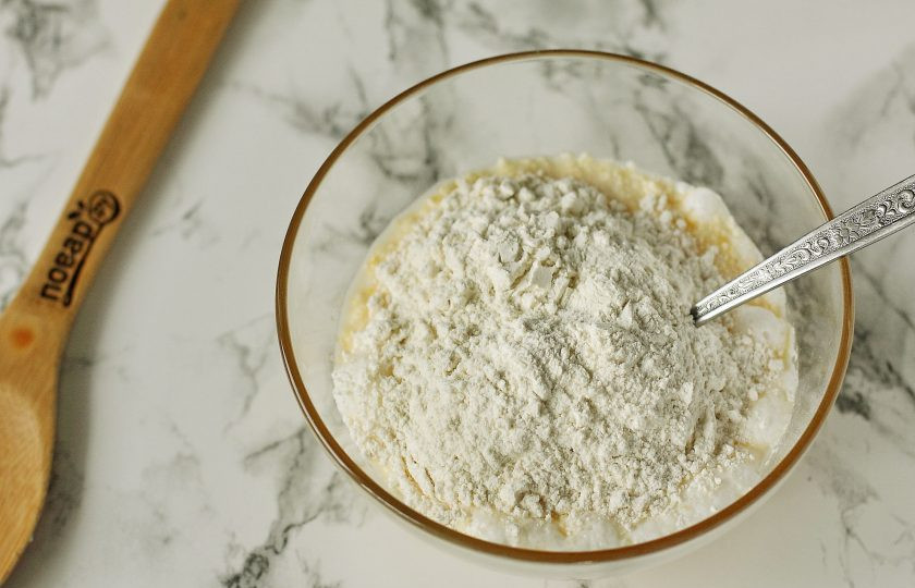 1. Этап. Печенье на молоке: Перемешайте, добавьте муку и разрыхлитель.