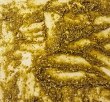 1. Этап. Выпечка по итальянским мотивам: Раскатать слоёное тесто Смазать поверхность соусом песто, отступая приблизительно 1 см от краев со всех четырех сторон образовавшегося прямоугольника.