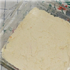 1. Этап. Творог с морковью: 7. На дно тонким слоем выложить часть творога.