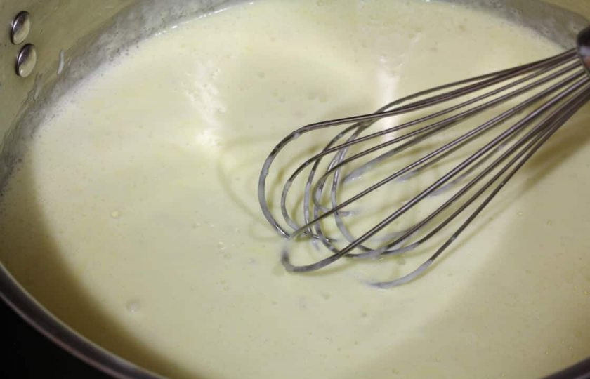 1. Этап. Феттучини Альфредо: 7. Взбивайте соус на огне в течение нескольких минут.