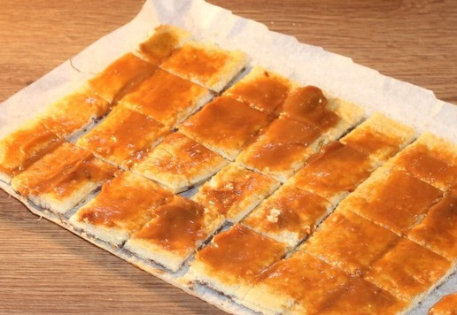 1. Этап. Полосатое пирожное с вареной сгущенкой: 11. Затем нарезаем квадратики и формируем пирожное. Пирожные готовы!