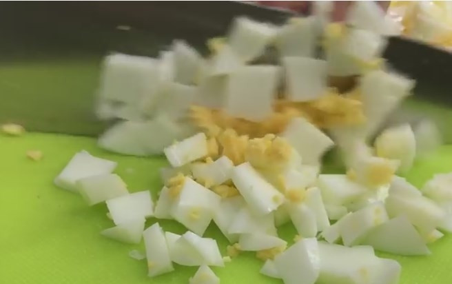 1. Этап. Салат с крабовыми палочками, с креветками и свежим огурцом: 2. Яйца отварите заранее и нарезайте кубиками.