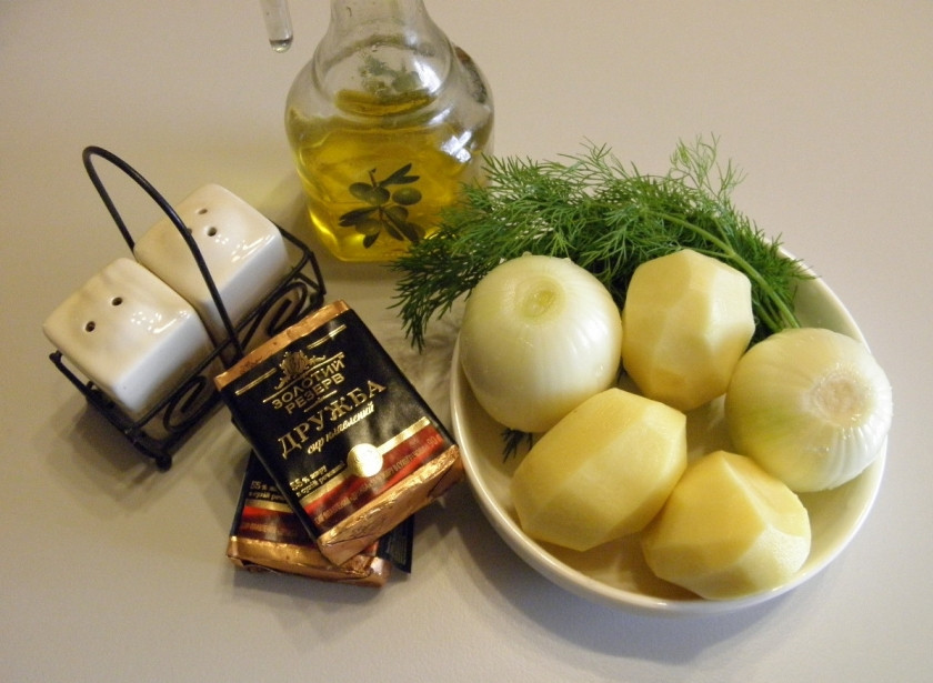 1. Этап. Сырный суп из плавленых сырков: Подготовьте продукты для супа. Количеством воды можно регулировать густоту супа, в зависимости от того, какую консистенцию вы любите.