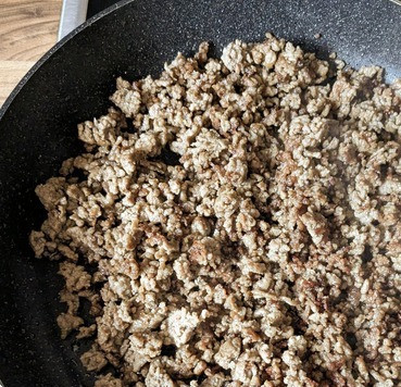 1. Этап. Острый жареный фарш по-тайски: Разогреть 1 ст. ложку растительного масла и мелко разбивая, поджарить фарш до зарумянивания.