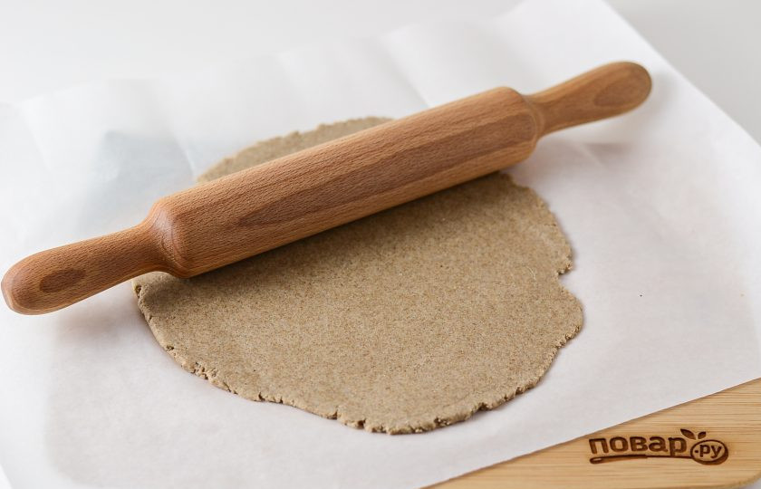 1. Этап. Хлебцы: Раскатайте тесто толщиной 4-5 мм.