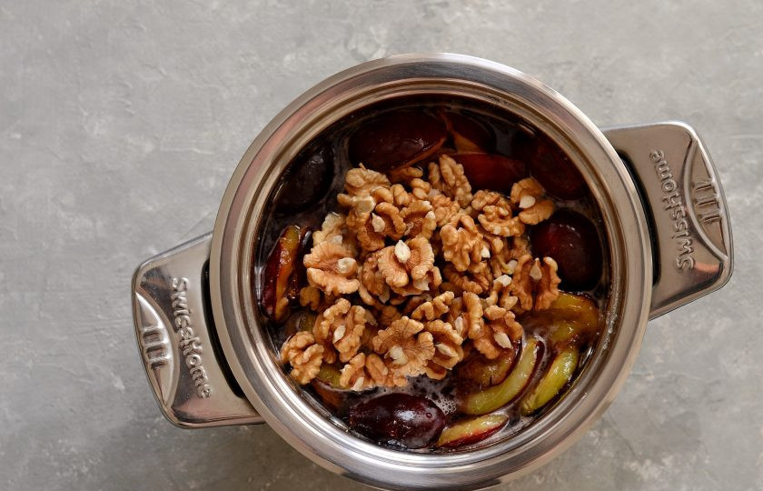 1. Этап. Варенье с орехами: Когда сахар полностью растворится, добавьте орехи. Варите варенье примерно 35-40 минут, постоянно помешивая. Если образуется пенка, снимайте её.