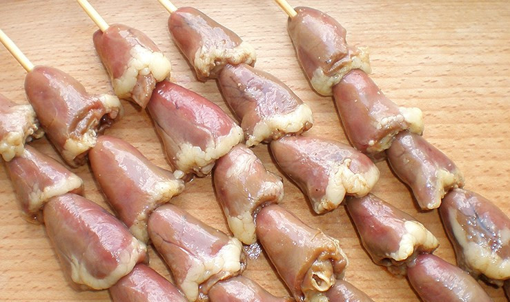 1. Этап. Шашлычки из куриных сердечек на шпажках в духовке: Через час нанизываем на шпажки сердечки. Кстати, шпажки размочите в воде предварительно, положите их в миску с водой на полчаса.