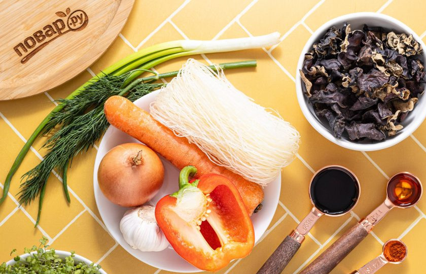 1. Этап. Салат из фунчозы и китайских древесных грибов: Подготовьте все ингредиенты.