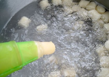 1. Этап. Сырные ньокки: В кулинарный мешок уложите тесто. Понемногу выдавливайте его, чтобы получались маленькие галушки. Если не хотите заморачиваться, сформируйте ньокки руками.