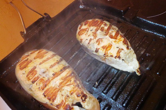 1. Этап. Рыба на сковороде: 2. Пускай рыба постоит в холодильнике 20 минут. Затем достаем, смазываем растительным маслом с двух сторон - и на сковороду, лучше всего на сковородку-гриль.